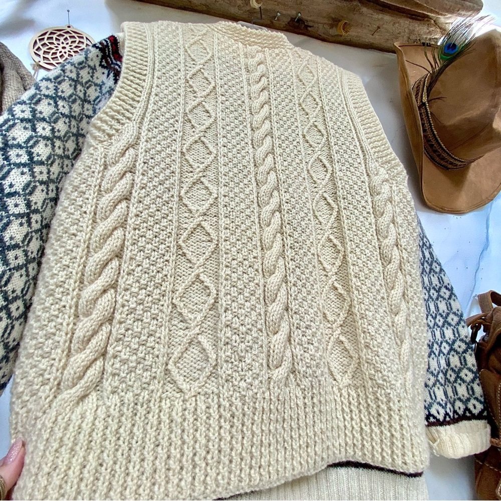 Rare ARTISAN cable knit prairie wool vest w granny cottage cabin country vibe - Picture 9 of 13